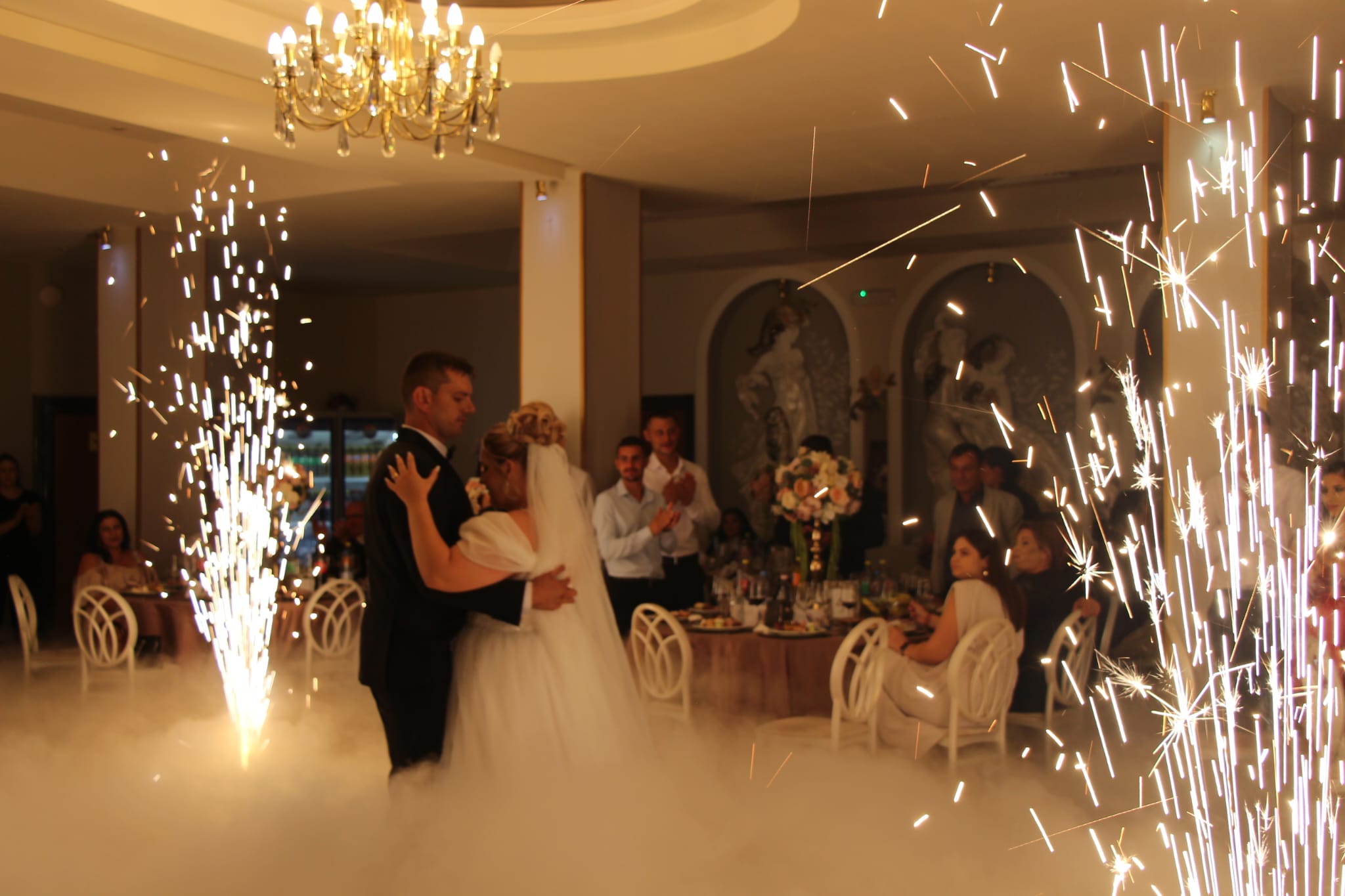 Dansul mirilor printre artificii de interior și fum greu